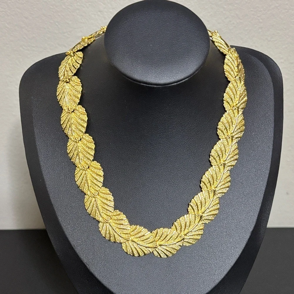 Vintage Overlapping Gold Tone Leaf Leaves Statement Regal Necklace